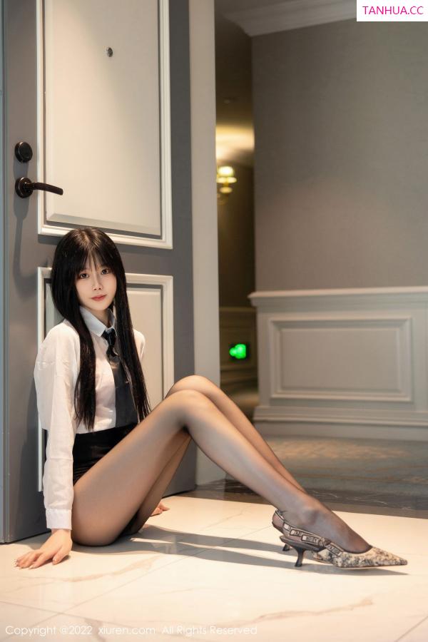 77qiqi  [XiuRen]高清写真图 2022.11.16 No.5861 77qiqi 短裙黑丝第8张图片